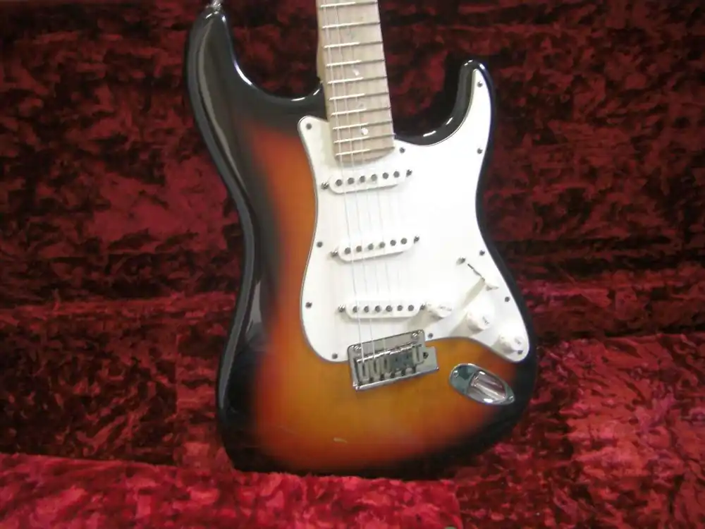 Fender 2011 Custom deluxe Stratocaster MN 3CSB Top-Angebot