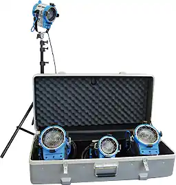 Kracherpreis ARRI ARRI 300/650 Fresnel Combo Lighting Kit mit Rollen und Schuko
