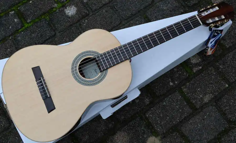 Preiswert HF18 massive Fichtendecke