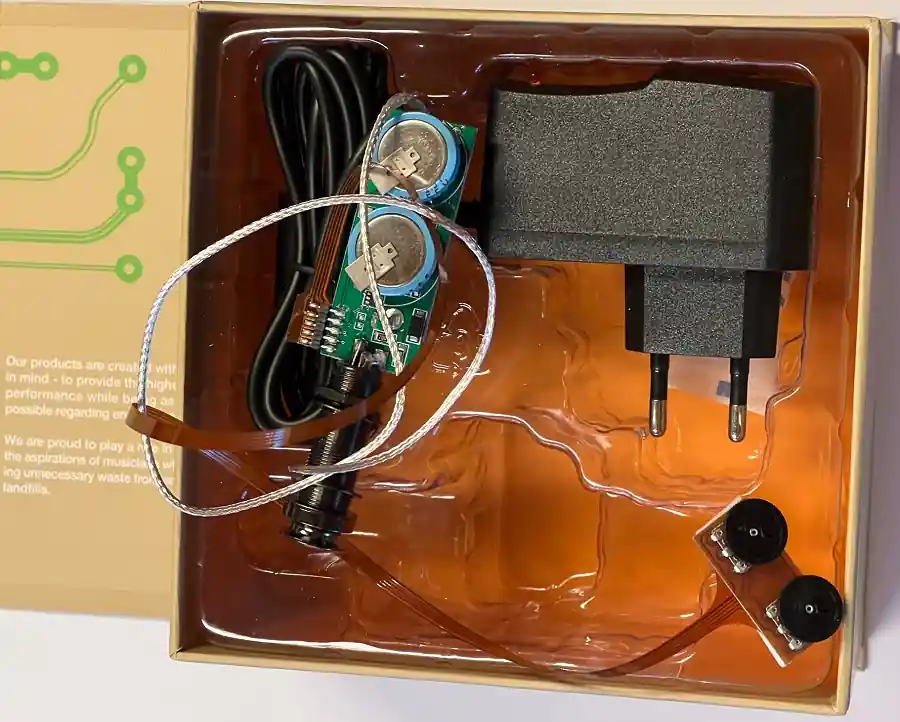 Markenprodukt Trio Air Uke mit Endpin Preamp