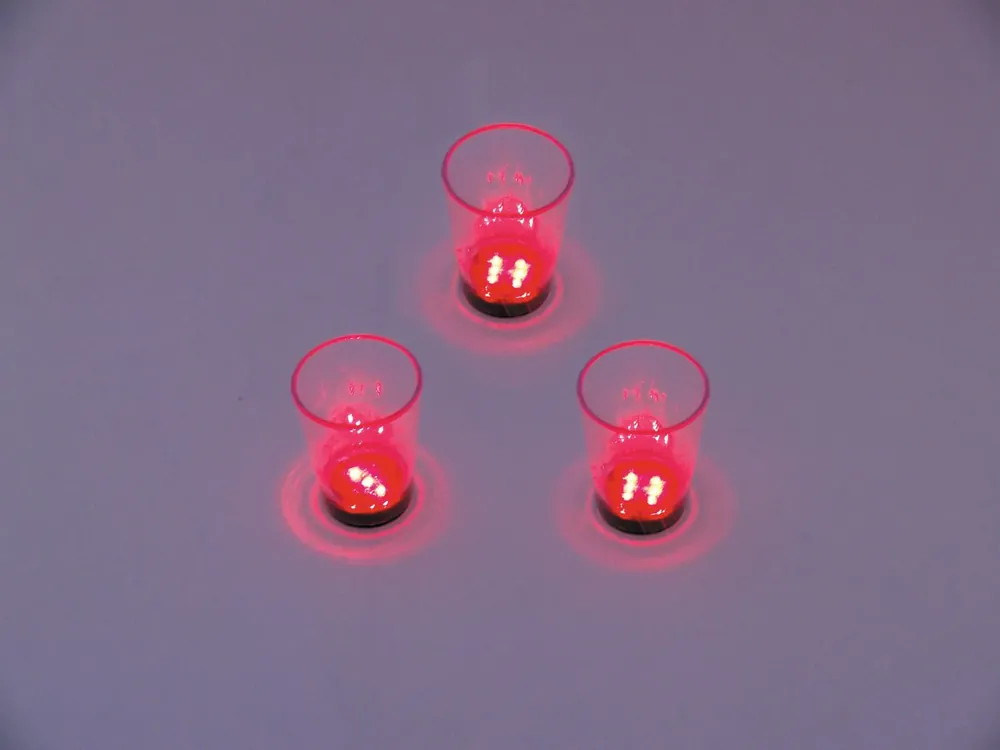 EUROPALMS LED-Glas 2cl mit Würfelspiel, rot, 3x Kracherpreis
